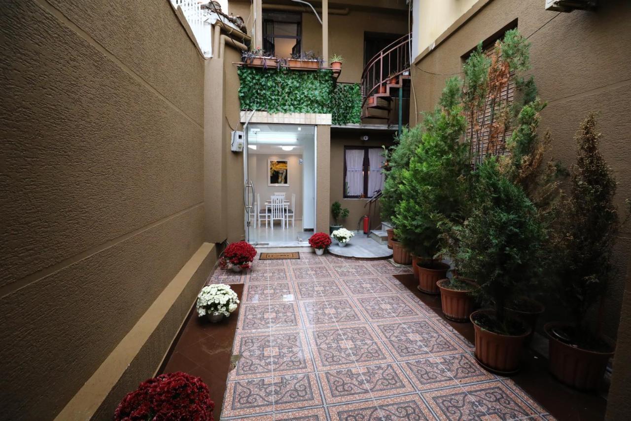 Little Corner Hostel Tirana Exterior foto