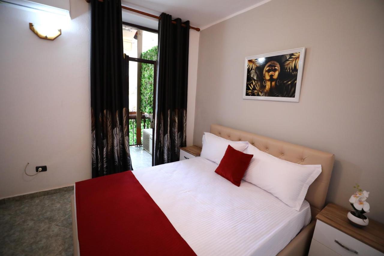 Little Corner Hostel Tirana Exterior foto